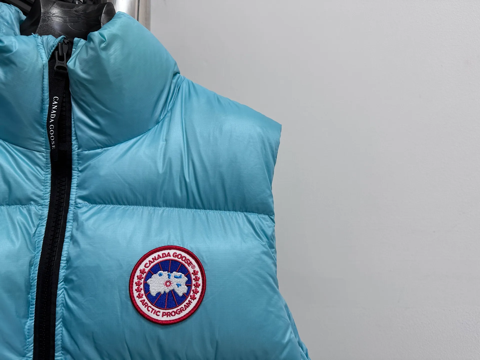 P560 [Canada Goose] Big Goose🦢Puff Down Vest has always been recognized as the warmest down jacket. Various Instagram celebrities, Internet celebrities, and celebrities often wear it for street photos. I make Canada Goose every year, but I still can't get rid of my love for it. No matter how cold the days are, there is no need to be afraid, because there is! Filled with 90% white duck down, it is the legendary warmest down jacket and is known as a must-have for Arctic outdoor sports! The most popular down jacket in the world, celebrities are rushing to buy it, it is a must-have! Size: XS-XL